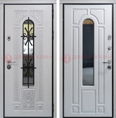 Белая стальная дверь с виноритом и ковкой снаружи ДВТ-197 в Сургуте