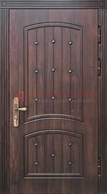 Коричневая уличная дверь с виноритом для дома ДВТ-235 в Сургуте