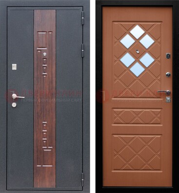 Серая входная дверь с зеркальными квадратиками внутри ДЗ-79 в Сургуте