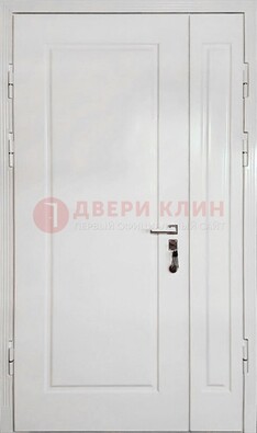 Полуторная металлическая дверь с МДФ в белом цвете ПЛ-24 в Сургуте