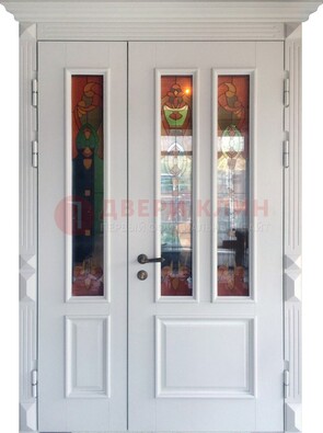 Белая полуторная металлическая дверь с витражом ВЖ-12 в Сургуте