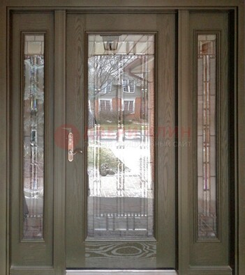 Коричневая стальная дверь с массивом дуба с витражом ВЖ-16 в Сургуте