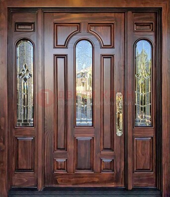 Железная классическая дверь с массивом дуба и витражом ВЖ-18 в Сургуте