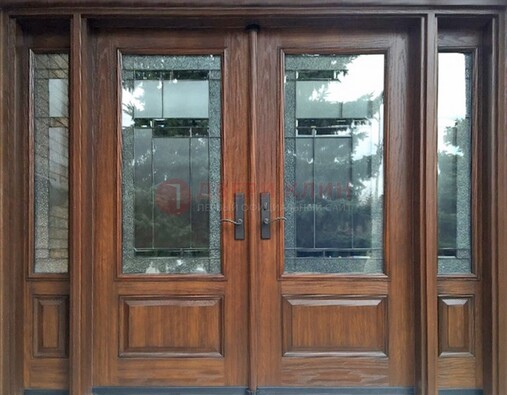 Распашная стальная дверь с массивом с витражом и фрамугами ВЖ-21 в Сургуте