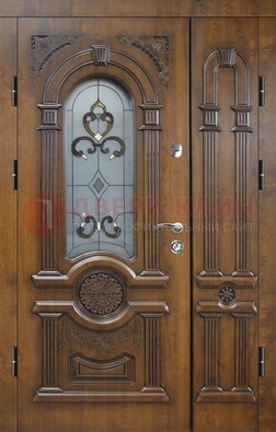 Коричневая двухстворчатая железная дверь с МДФ и витражом ВЖ-32 в Сургуте