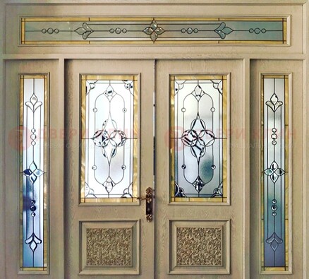 Светлая парадная стальная дверь с витражами ВЖ-6 в Сургуте